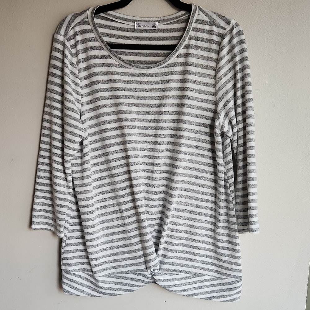 89th & Madison Gray and White Striped Long Sleeve Top